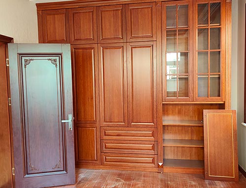 邳州中式家庭装修里定制的实木衣柜效果图